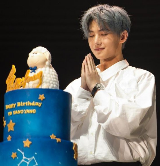 楊洋生日會溫馨又感人 狐友點亮大屏為男神慶生