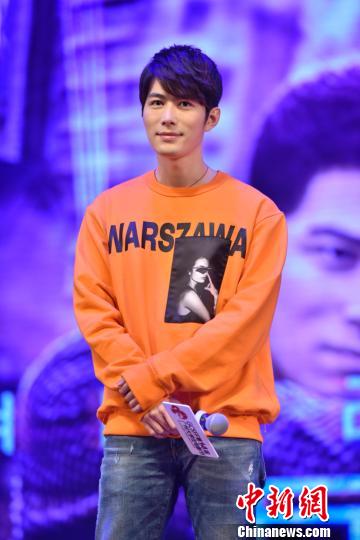 影片《巨額來電》主演陳學(xué)冬在大影節(jié)閉幕式上