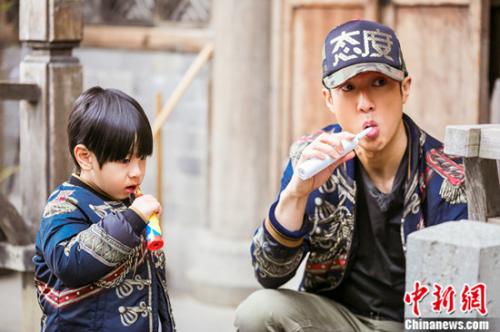 吳尊和兒子Max一起刷牙