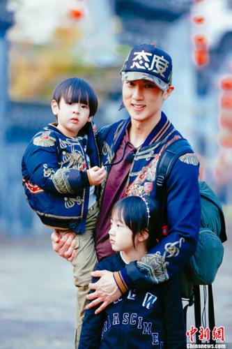 吳尊抱著兒子Max 摟著女兒neinei