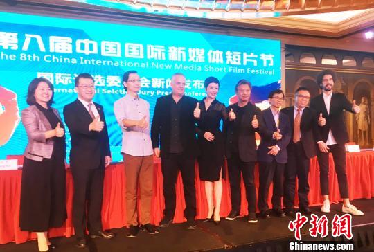 評委嘉賓等現(xiàn)場留影 徐曉美 攝