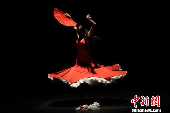 卡門(mén)的飾演者娜愛(ài)麗婭·瑪麗亞被譽(yù)“萬(wàn)人迷舞神” 王小京 攝