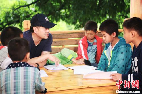 濮存昕指導(dǎo)孩子念臺(tái)詞