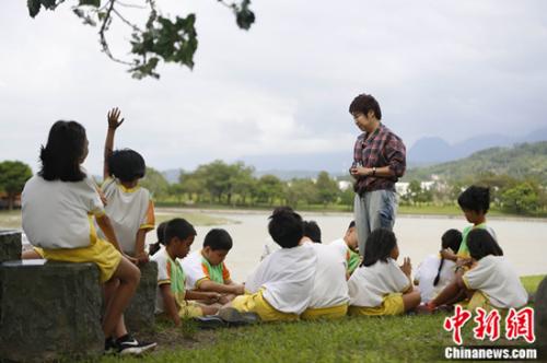 于丹問(wèn)孩子們割稻的感受