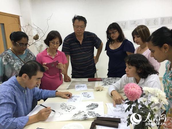 ë����˹�W(xu��)�T���ھ۾������^Ħ�ώ�ʾ���� ë����˹�Ї��Ļ����Ĺ��D