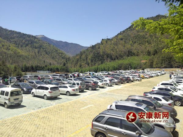 天書峽景區(qū)停車場(chǎng).jpg