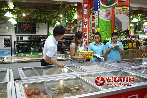 陳巧(左二)正在和員工檢查食品各項指標。 張昊 攝.jpg