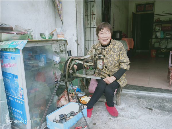 林阿姨和她的補(bǔ)鞋機(jī).jpg