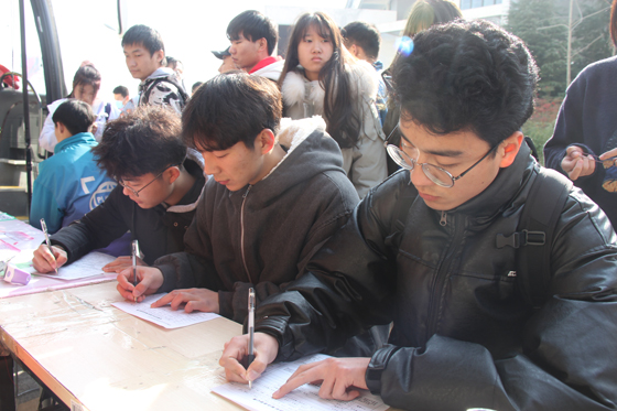 飛揚(yáng)熱血青春  匯集愛心洪流——安康學(xué)院積極開展冬季獻(xiàn)血活動(dòng)