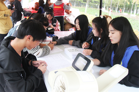 青春熱血匯聚點(diǎn)滴愛(ài)心 無(wú)私奉獻(xiàn)相約美麗校園