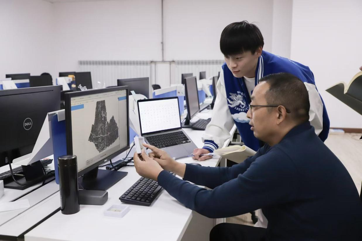 安陽師范學(xué)院甲骨文信息處理教育部重點實驗室，劉永革正在給學(xué)生講甲骨文。受訪者供圖