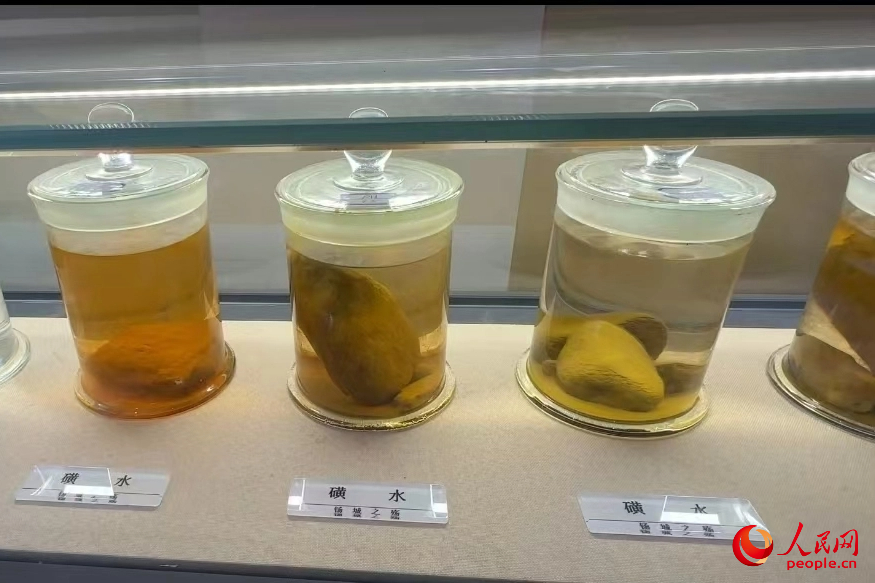 白河縣礦山生態(tài)修復(fù)科普教育示范基地展示的“磺水”。人民網(wǎng)記者 白鴿攝