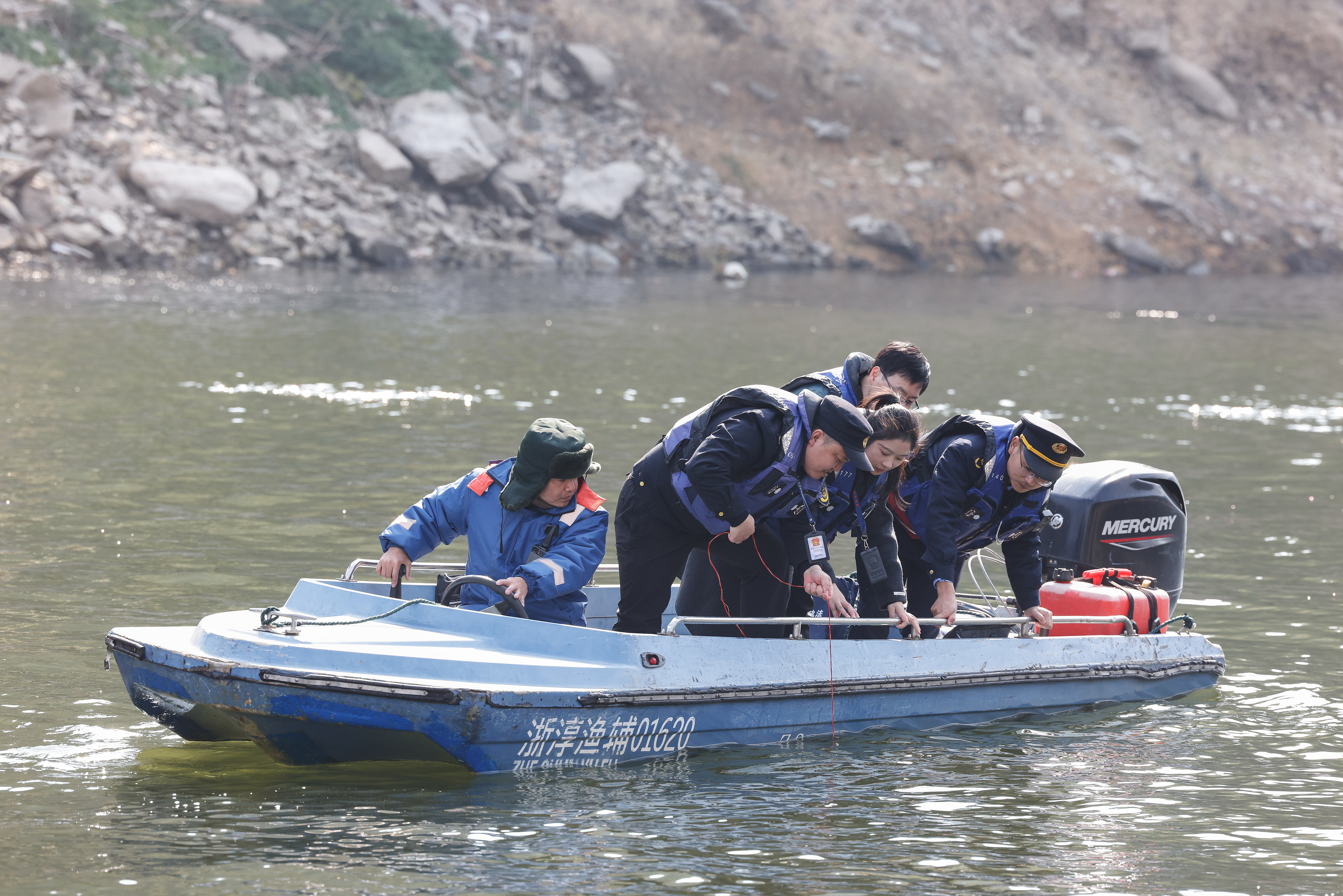 2025年12月4日，浙江杭州淳安縣與安徽黃山歙縣紀(jì)檢監(jiān)察干部及綜合行政執(zhí)法人員對浙皖交界的新安江鳩坑口水域進(jìn)行常態(tài)化巡河，共同保護(hù)漁業(yè)資源和水域生態(tài)環(huán)境。