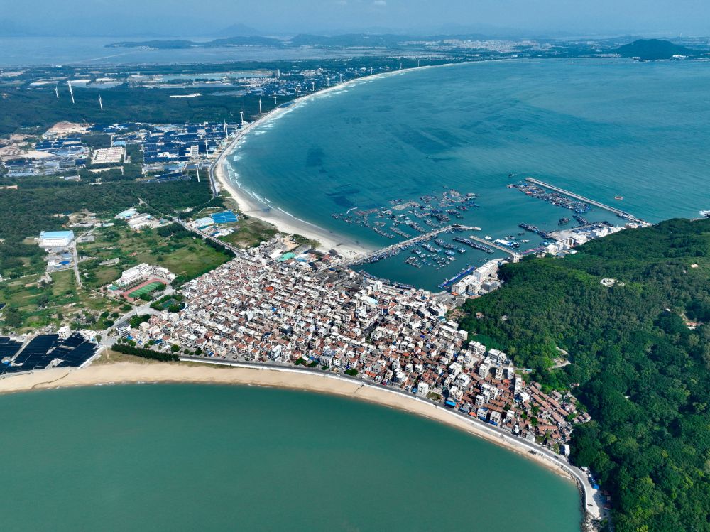 這是2024年10月16日拍攝的福建省漳州市東山縣澳角村（無(wú)人機(jī)照片）。新華社記者姜克紅攝