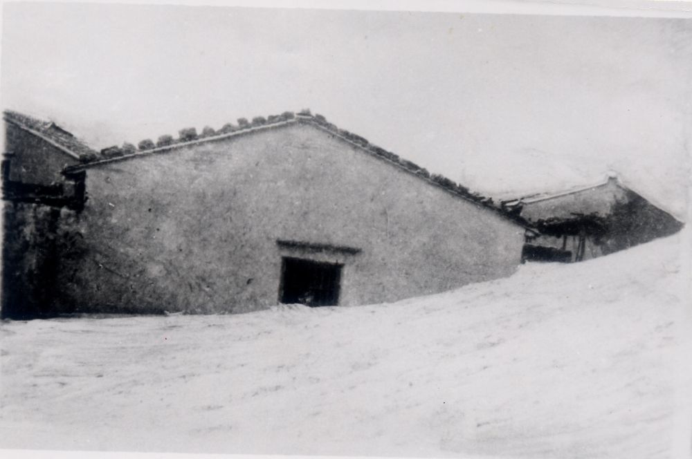 昔日的東山島風(fēng)沙掩埋部分村民村舍（資料照片）。