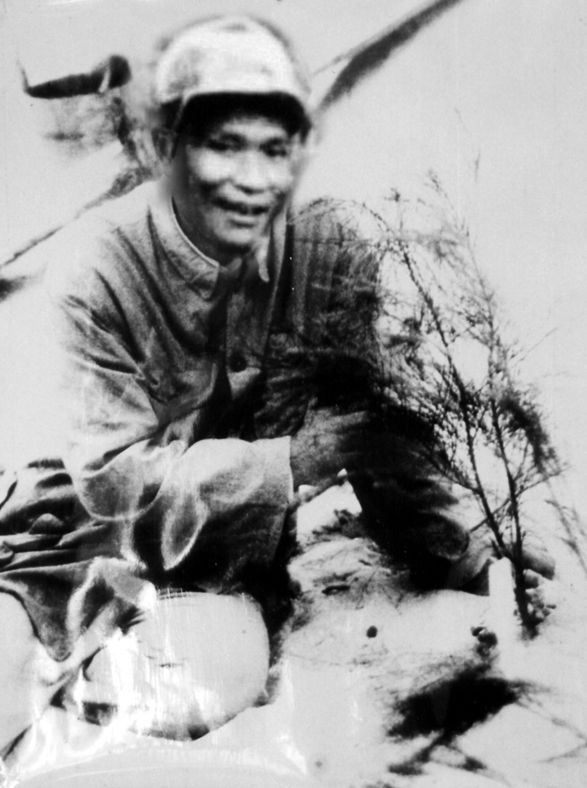 谷文昌與試種成活的木麻黃（資料照片）。