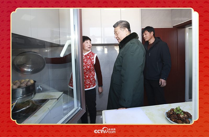 2025年春節(jié)前夕，習(xí)近平總書記在遼寧葫蘆島市綏中縣明水滿族鄉(xiāng)祝家溝村考察時(shí)，走進(jìn)村民朱西存家看望。