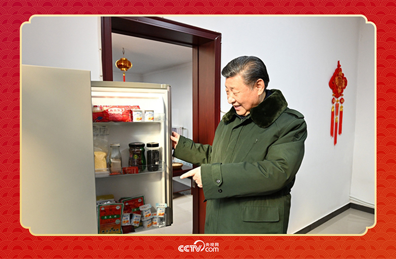 2024年春節(jié)前夕，習(xí)近平總書記在天津第六埠村考察時(shí)，走進(jìn)村民杜洪剛家看望。