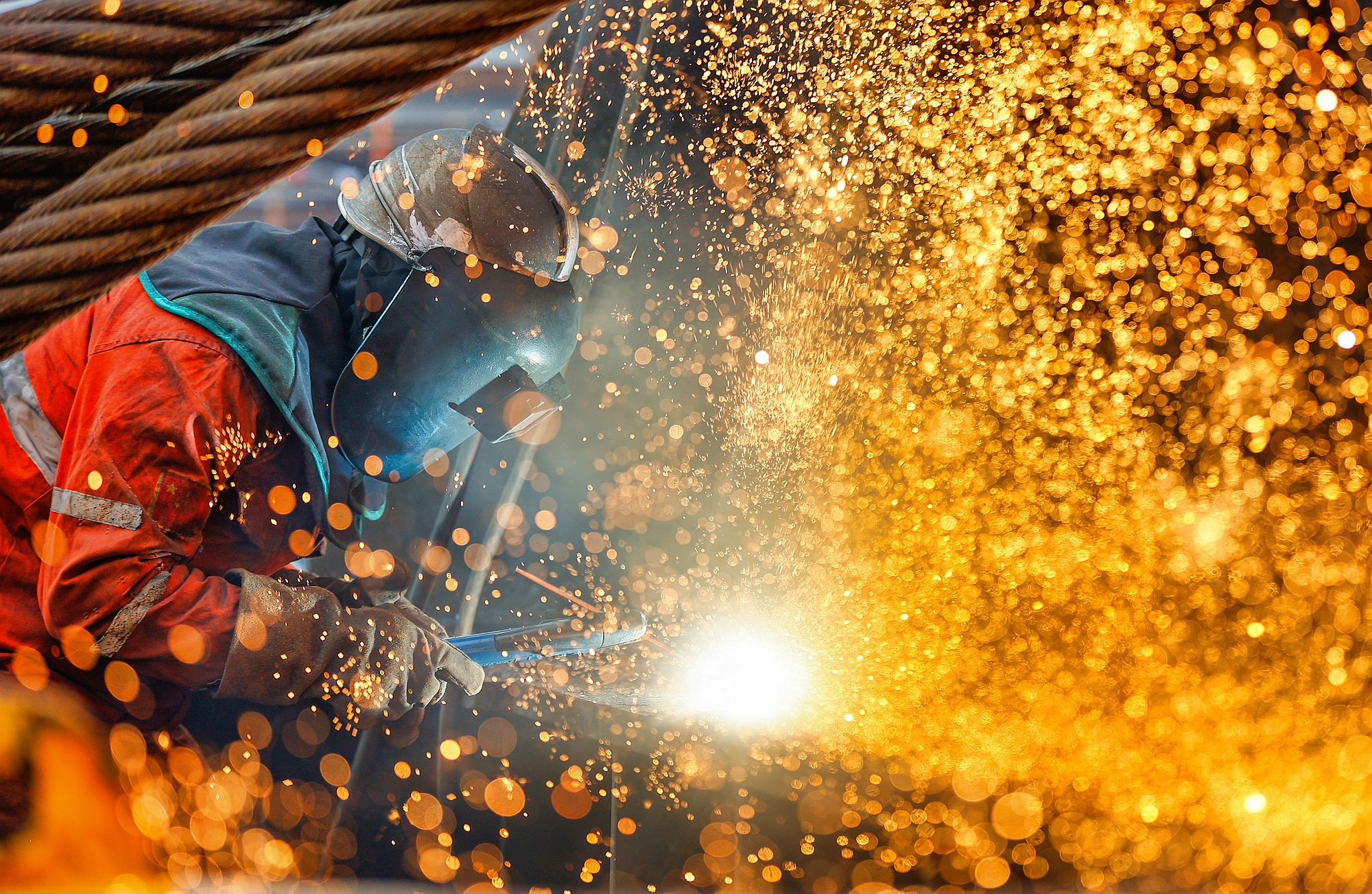 △ 2026年1月29日，在天津市濱海新區(qū)，海上油氣平臺建設(shè)工人進(jìn)行現(xiàn)場施工。