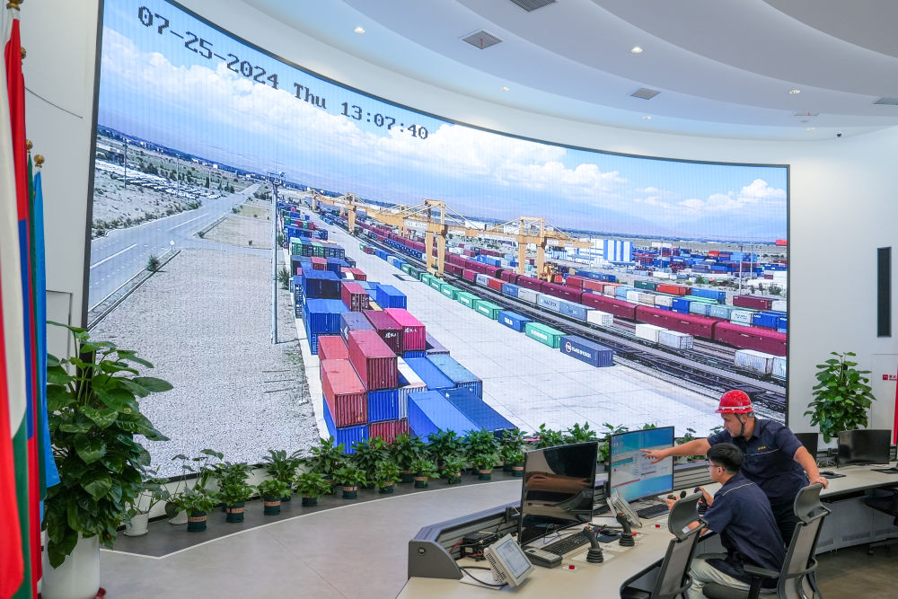 △ 在中哈（連云港）物流合作基地，工作人員通過“中哈物流場(chǎng)站”信息化跟蹤系統(tǒng)查看集裝箱運(yùn)輸情況（2024年7月25日攝）。
