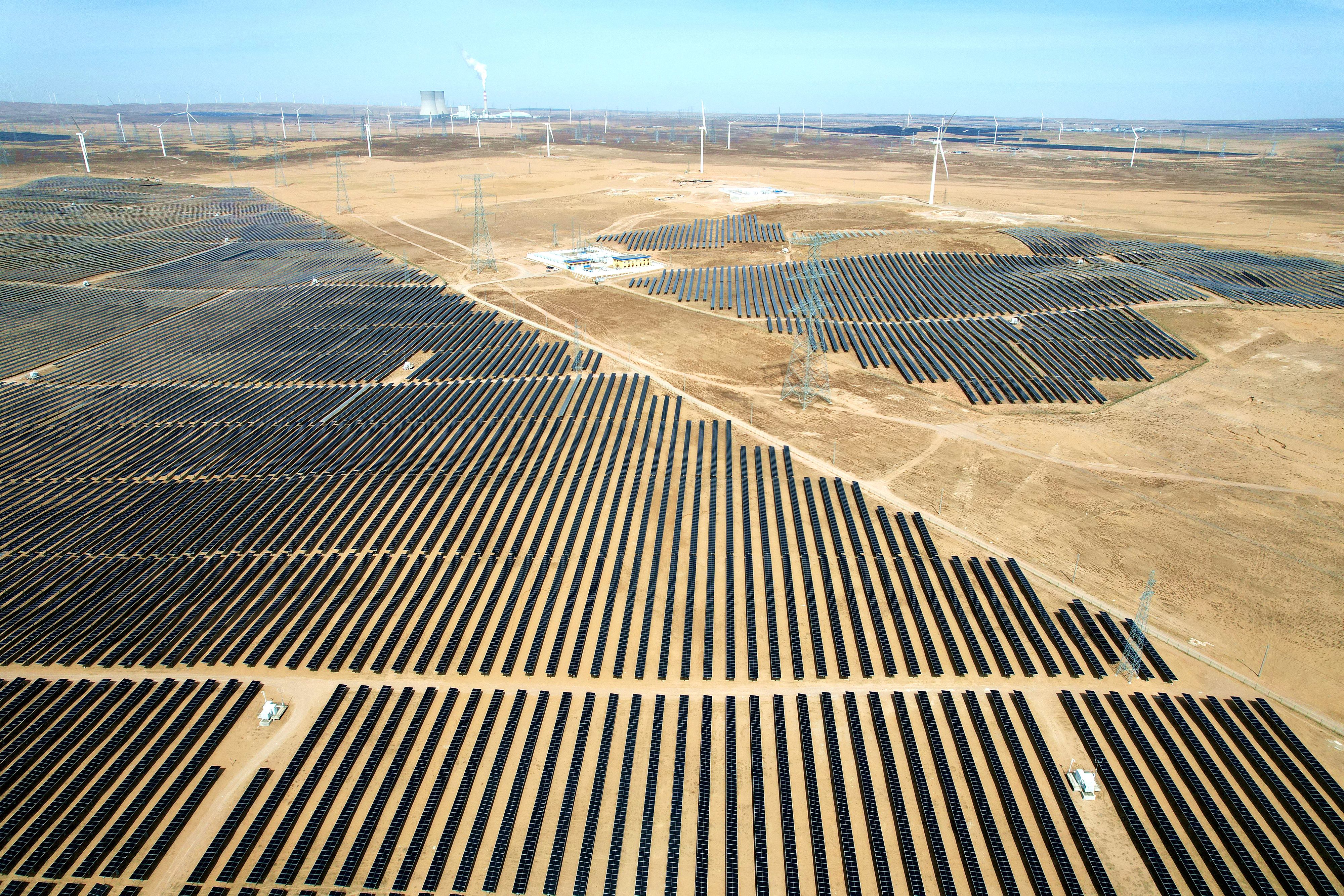 2026年3月18日，寧夏銀川，在靈武市白土崗鄉(xiāng)的一處光伏產(chǎn)業(yè)基地，成片的太陽(yáng)能光伏板匯成一片“藍(lán)色海洋”。