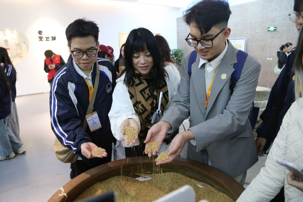 2026年3月30日，參加“紅色研學之旅”的越南青年在河北參觀新農(nóng)村建設(shè)。