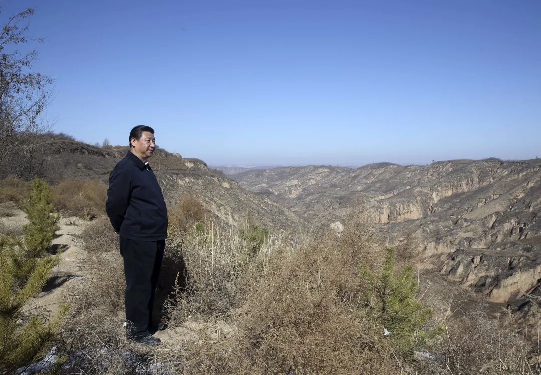 2015年2月13日，習近平回到陜西省延安市延川縣文安驛鎮(zhèn)梁家河村看望父老鄉(xiāng)親。在一段山路上，他停了下來，舉目凝望。